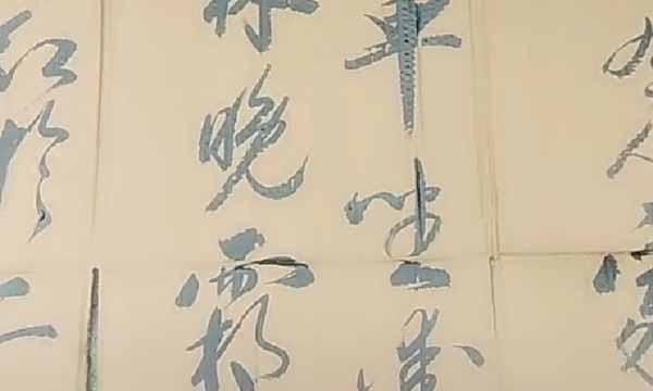 美女&美女利用废旧纸箱练习书法,字迹洒脱飘逸神采飞扬,让书法家汗颜