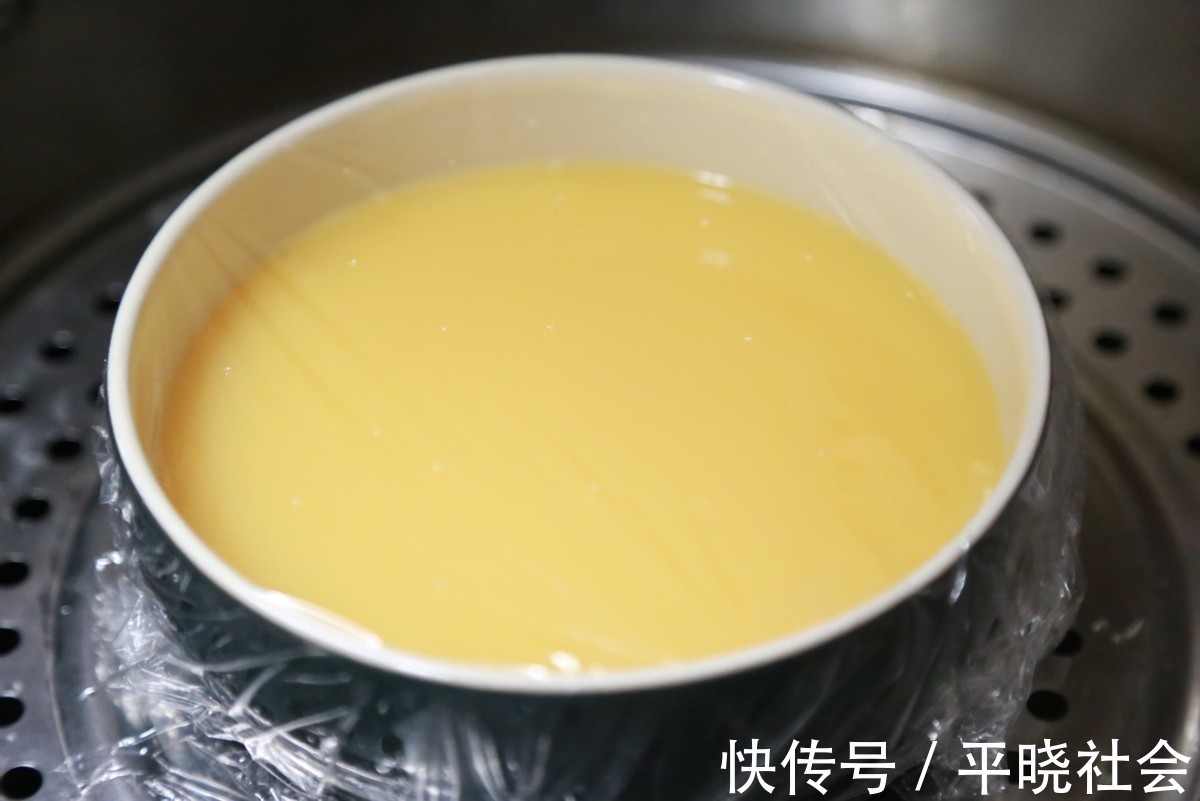 味道|鸡蛋羹吃腻了,换一种新鲜的吃法,加入海鲜,味道鲜美又嫩滑