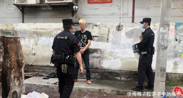 地铁口一男子神色慌张眼神躲闪,特警上前