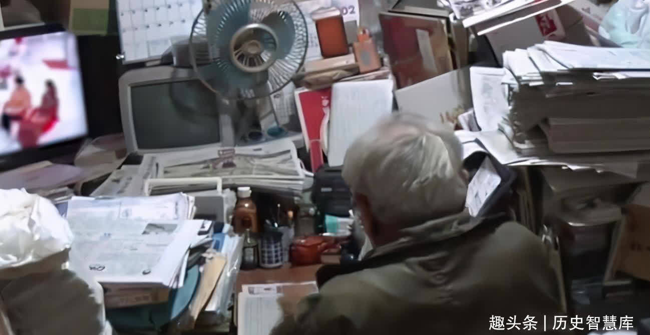 节目组|日本76岁老光棍：买买买上瘾，400平豪宅被塞满，7年没上床睡觉