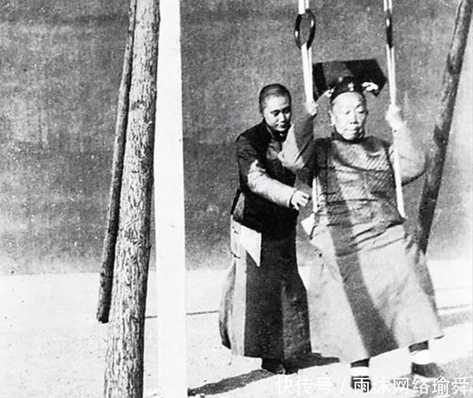 成群|真实老照片：街头乞丐成群，老宫女悠闲荡秋千，慈禧葬礼纸人抬轿