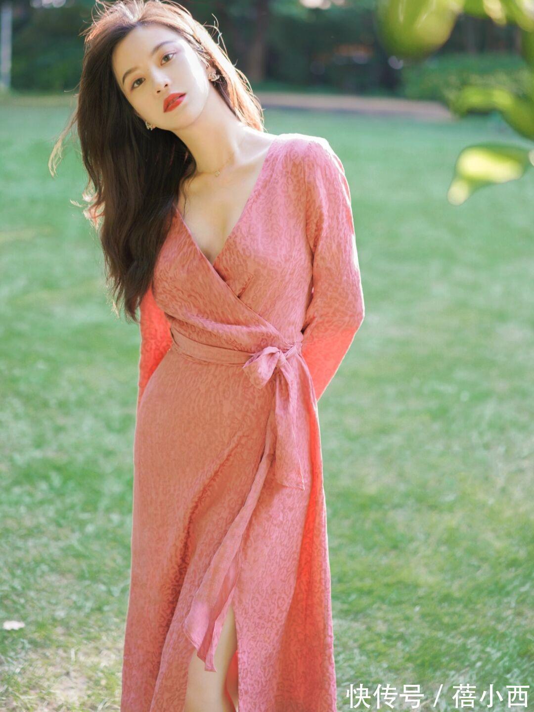 小蛮腰 40岁女人穿衣要讲究点,学博主的连衣裙、半身裙搭配,优雅又体面