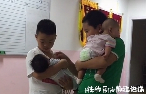 抱娃|俩男孩交流带娃经验,抱娃动作非常娴熟,像极了公园遛娃的大娘