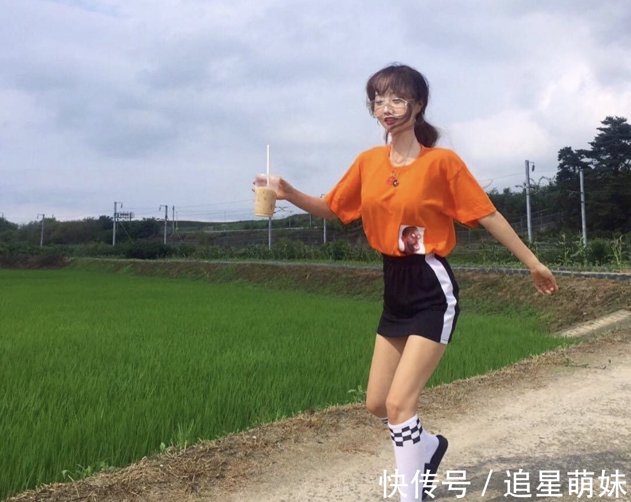 拖鞋 40岁女性夏季选鞋不要盲目追时髦,流行的鞋也“丑”!