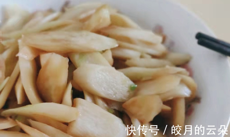 秋季正上市的菜，买来一烫一拌就上桌，清香鲜嫩营养好，简单好吃！