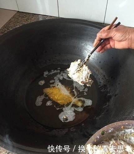 农村美食,这样的炸鱼方式,还是头一次见!