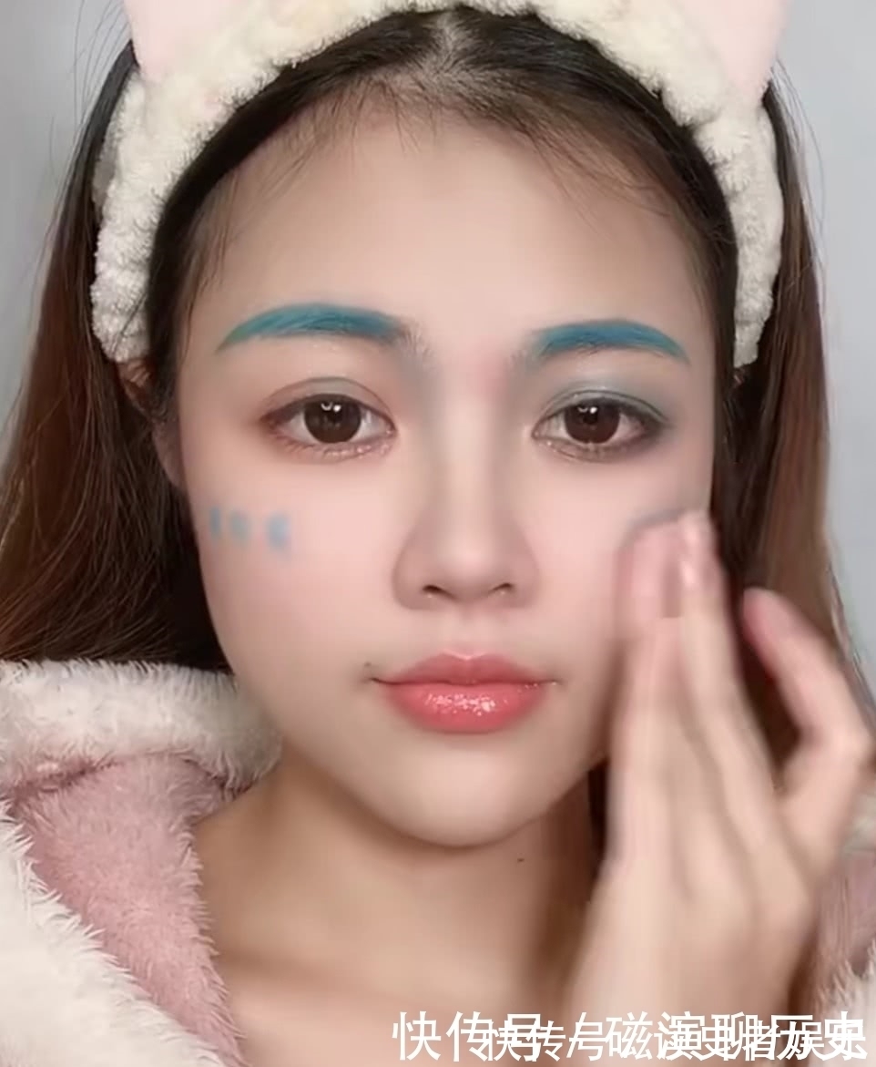 口红|女生“天蓝色”口红画全脸,美得不像话,直男:你脸咋蓝了?