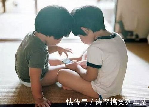 头胎|头胎双胞胎女儿,二胎双胞胎儿子,出门姐姐抱弟弟,路人羡慕围观