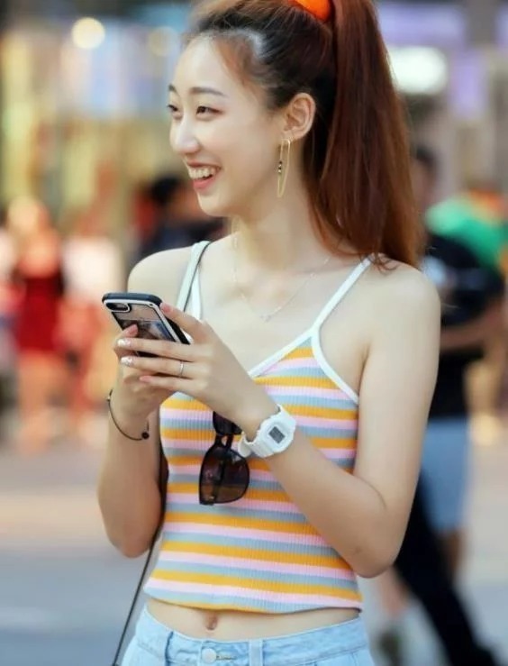 街拍身材高挑的小姐姐,条纹上衣配牛仔热裤,青春活力气息