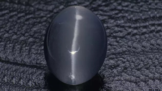 手串有包浆的美，珠宝有猫眼的光