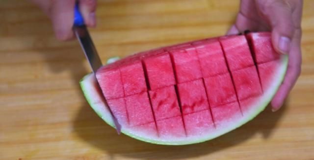 果汁|开启吃西瓜的创意新方式用这三个动作切西瓜它不脏也不流果汁