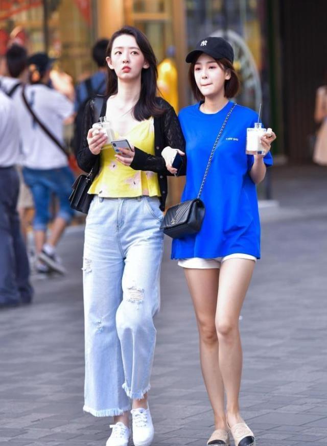 美丽|街拍小姐姐一款蓝色的T恤搭配白色短裤,很显青春活力的气息