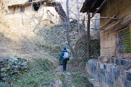 老房子|寻访秦岭孤山沟，沟垴两户人家的景象，荒凉寂静得令人忍不住哭泣