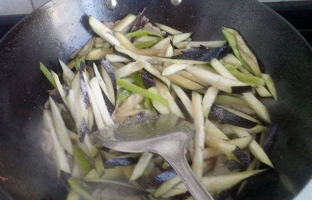 炒茄子, 要不要先“放油”? 听饭店厨师说完, 才发现我炒错了多年