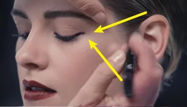 香奈儿化妆师给克里斯汀化妆,开始以为眼线画错了,最后才明白什么是大神