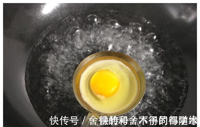 煮荷包蛋时，冷水下锅还是开水下锅？学会这三招，鸡蛋圆嫩不散