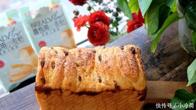 自制面包乐趣多,加上炼乳和葡萄干,又香又软味道赞,做法分享