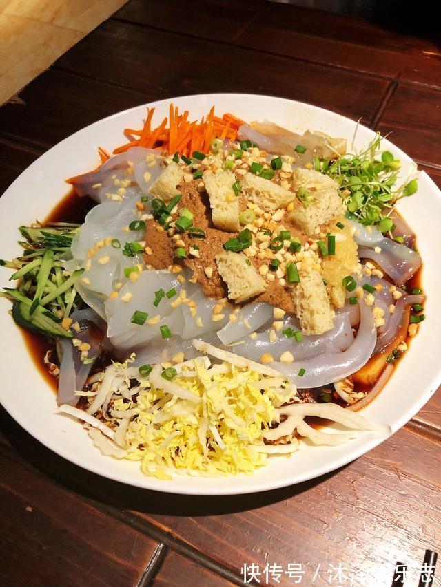 和闺蜜吃饭，2个人点了7道菜，样样好吃，才花160元，你看值不