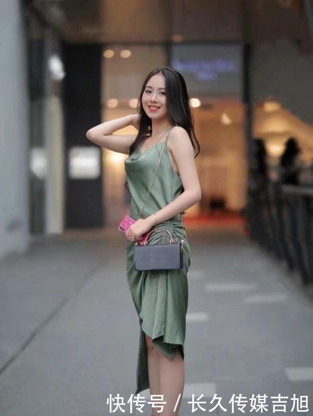 甜美的美女,一袭吊带裙,尽显清新靓丽