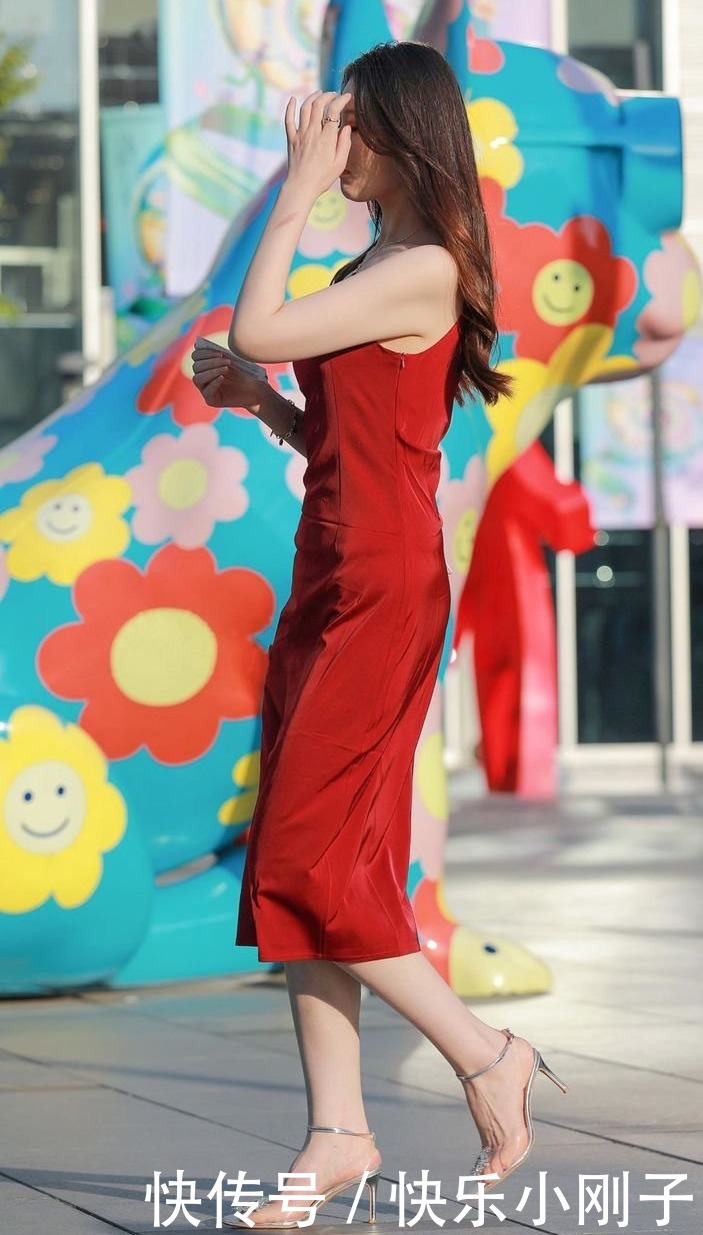 吊带裙|一条枣红色的连衣裙,成熟女性最适合的颜色,烘托气质
