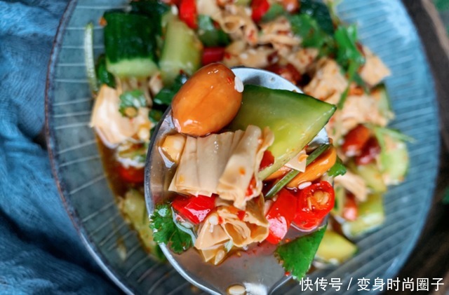 调凉菜,只加生抽是外行!教你万能凉拌汁,酸辣爽口,调啥都好吃