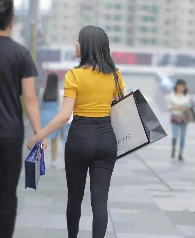 中低腰|宽腿裤失恋了，牛仔裤今年开始流行，紧身设计超级有感觉