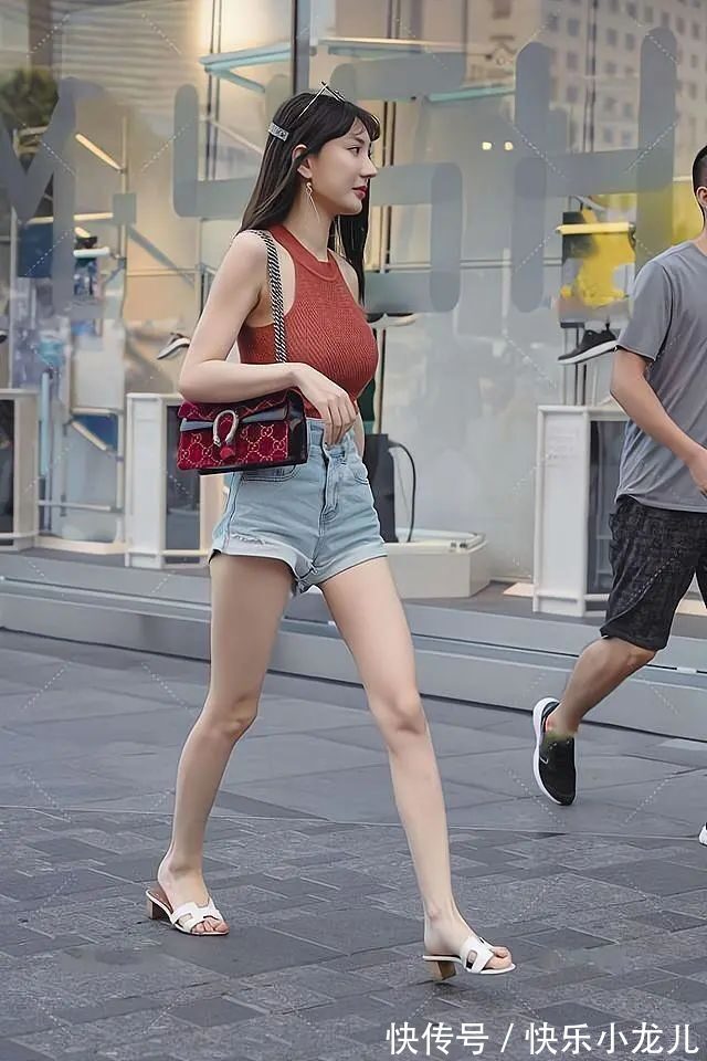 短裤 针织出的挂颈衬衫配高腰裤,修身又显高,谁穿谁好看!