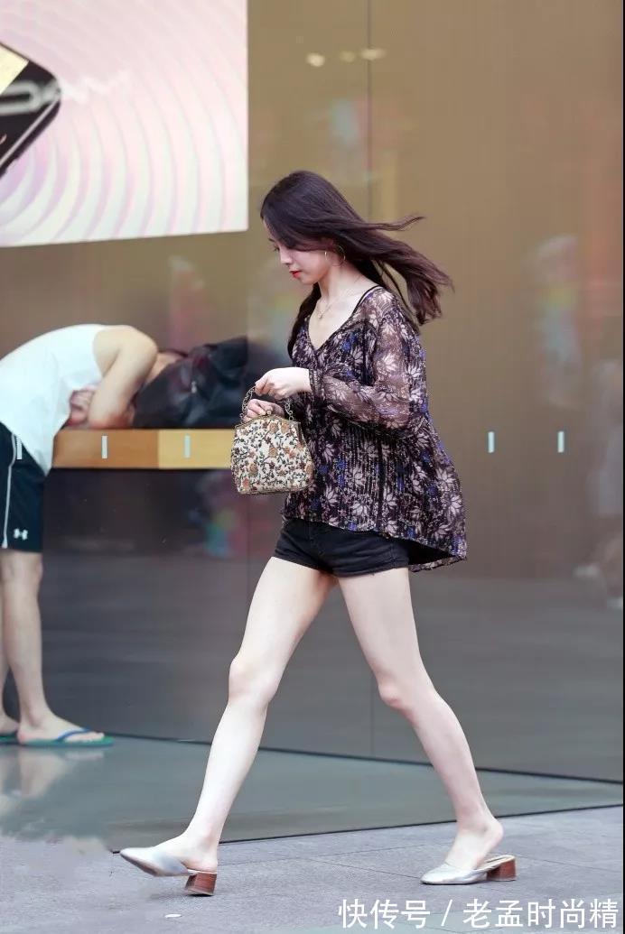 苗条|街拍: 长得靓丽可人, 腿又细又白, 逛街的苗条美女, 身材偏瘦!