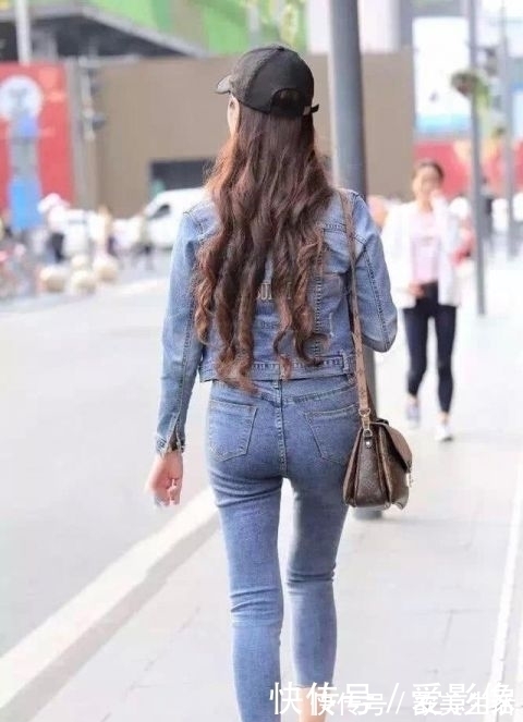 螺旋卷 街拍美女:小姐姐发型是螺旋卷发,集一身牛仔走路带风!