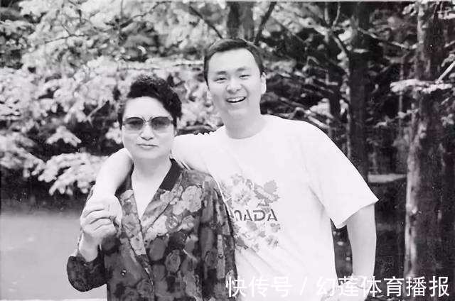 陈由伟#陈景润47岁迎娶29岁军医,并为他诞下一子,如今他过得怎样?