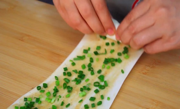 葱花饼到底是发面还是烫面?原来这样做最好吃,香酥可口真解馋