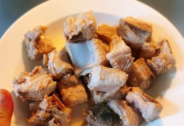 我家最近迷上吃的食物,不煎也不蒸,炖一炖焖一焖,饱腹更暖身