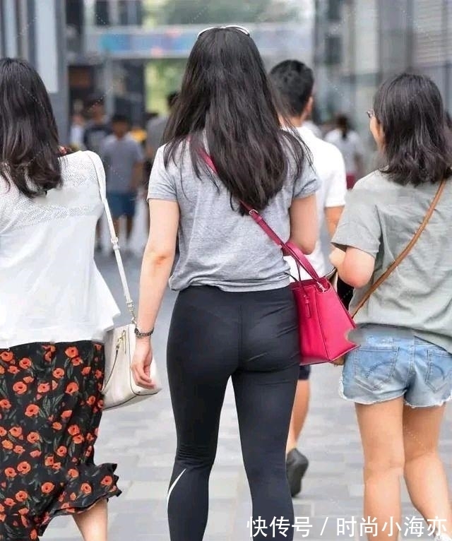 logo 紧身的运动穿搭,不仅舒服透气,修身效果也是很不错