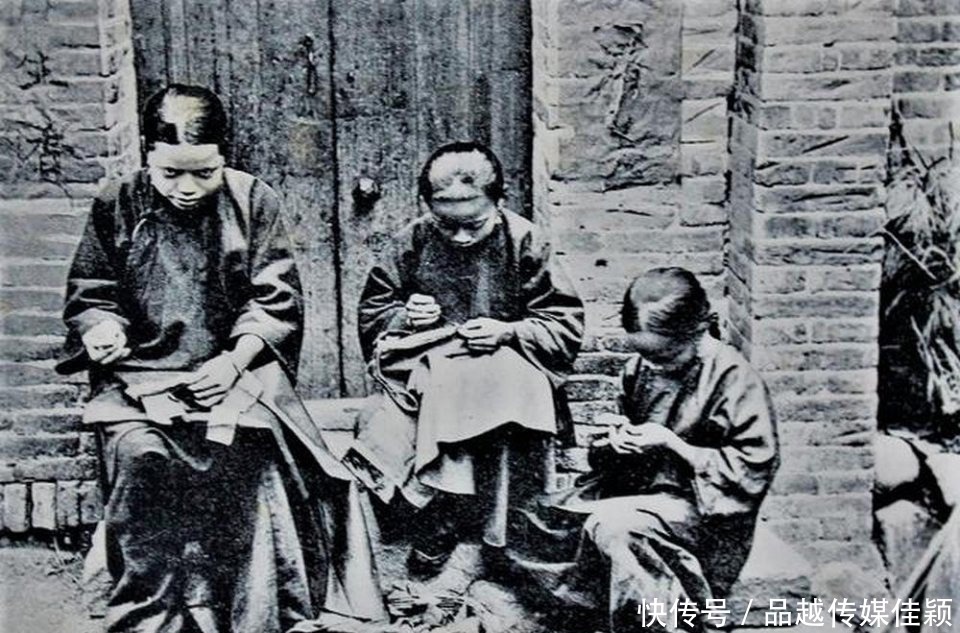 小脚女人|晚清时期老照片，裹小脚女人做针线活，照相馆模特展示雨具