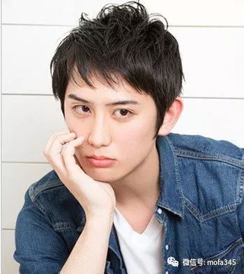 男生烫什么发型蓬松好看，凸显出别致的气质感！