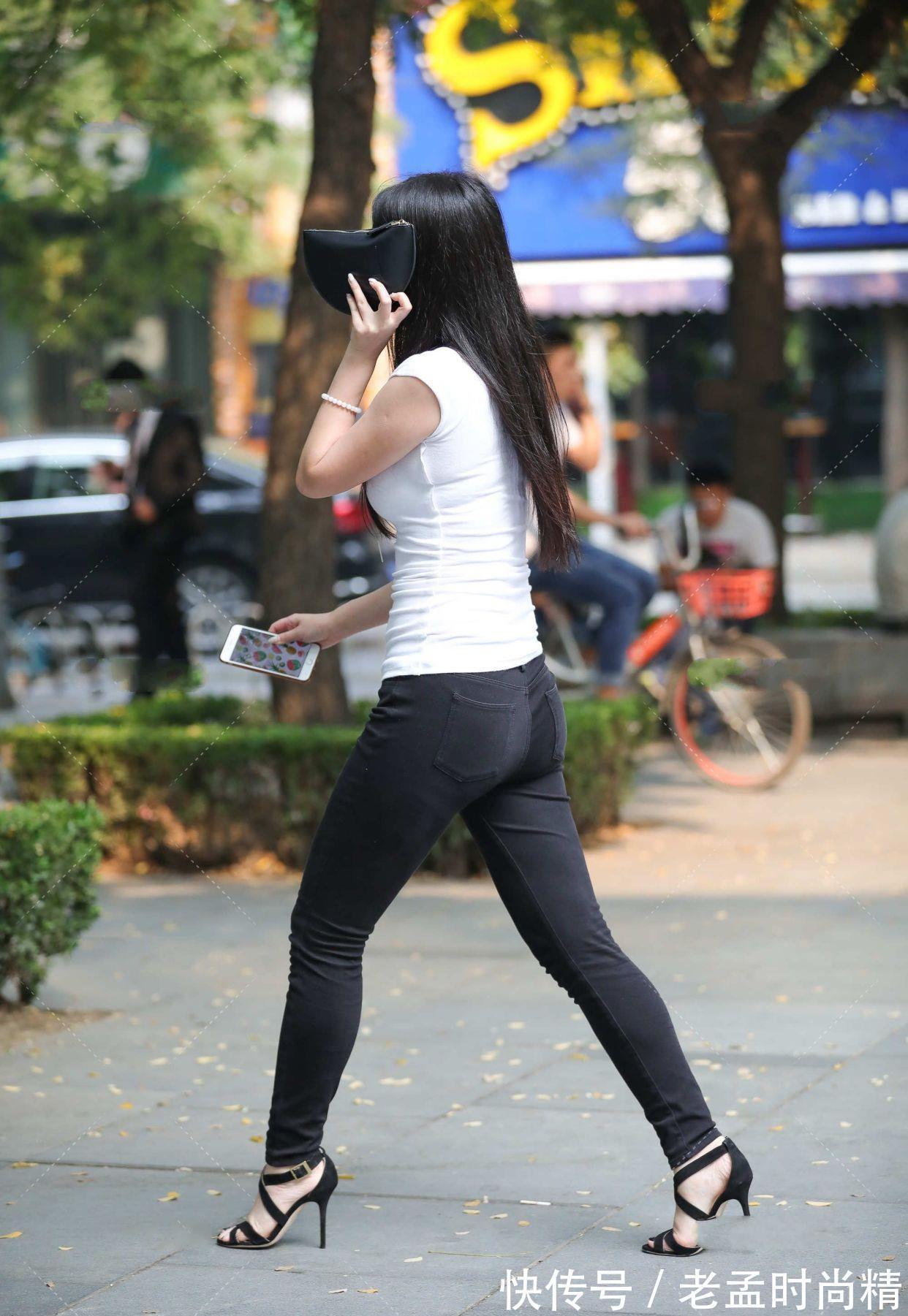 包包 白色上衣,搭配黑色牛仔裤,还原极简的黑白经典搭配