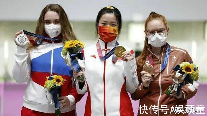 比赛|杨倩比赛结束后回老家，邻居太“热情”怼脸拍，杨倩表情引热议