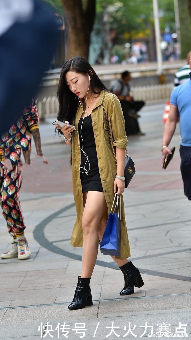 吊带裙|长款风衣搭配黑色吊带裙,穿一双漆皮短靴,增高显瘦衬托气质