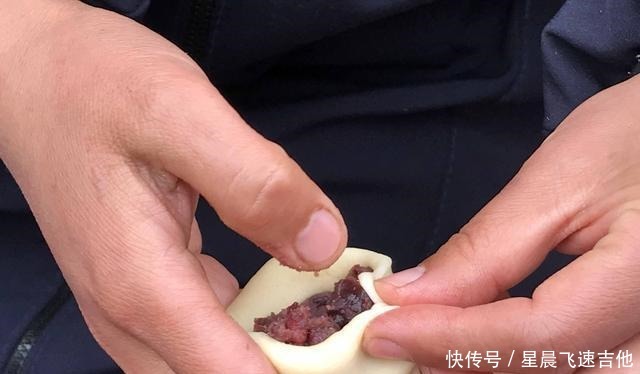 乡村年集上 一男子手拿一把铁锹在石头子上做美食 日进千元