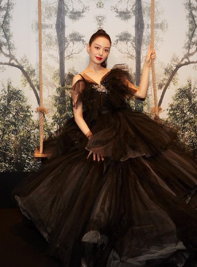 薄纱|郎朗的小娇妻吉娜身材绝了!穿薄纱连衣裙展现S曲线感,高级优雅