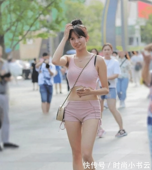 穿搭 美女一身粉色的穿搭,精致优雅,甜美范十足!