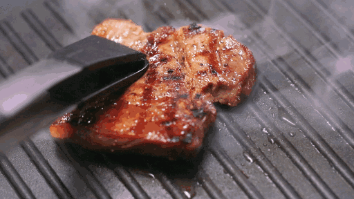 孩子|“吃你牛排怎么了”，熊孩子强要邻座牛排，女子霸气做法众人称赞