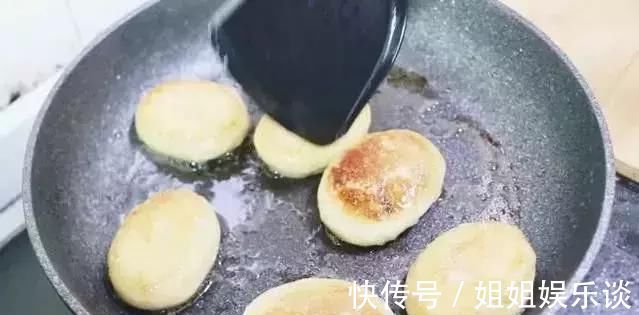 红糖水|糯米粉最好吃的做法，开水一烫，大刀一切，全家人都有爱吃