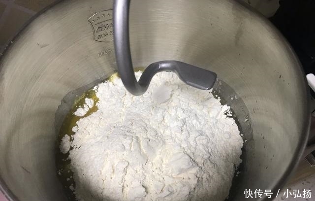 教你做玉米油老面包，发酵时冷藏3个小时，更松软香甜