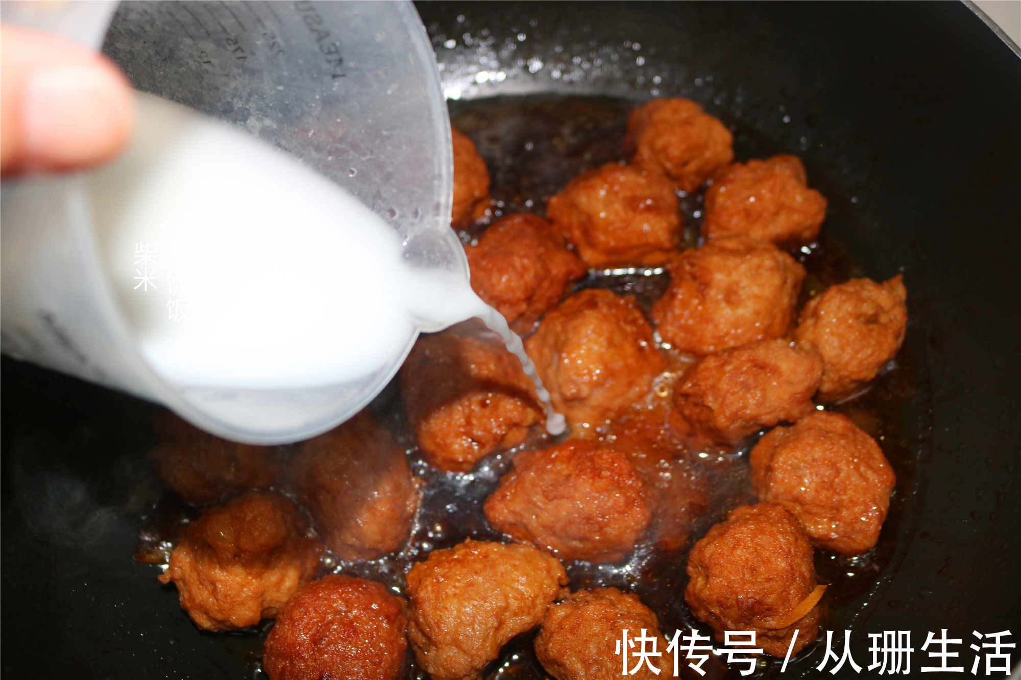 猪肉丸子这样做，不散不柴，鲜嫩有弹性，做一盘连汤也不剩