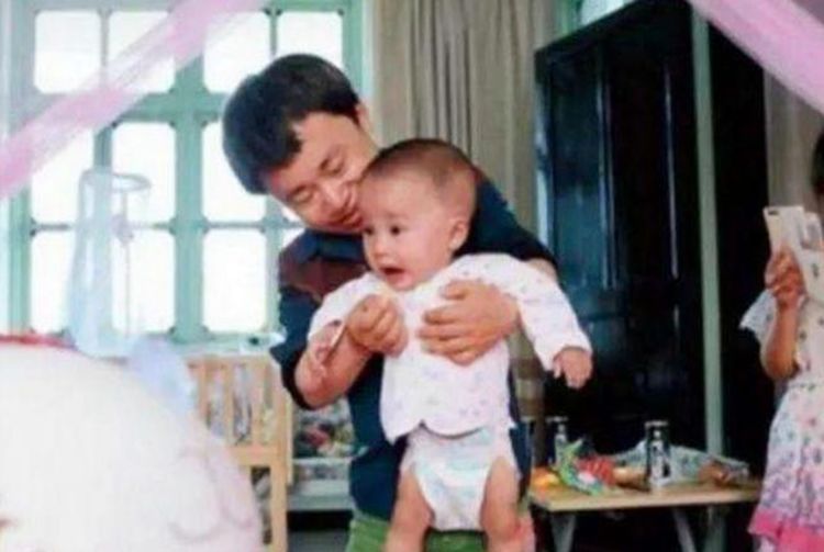 歧视|“侏儒夫妻”不顾医生反对,一意孤行生下孩子,两年后被打回现实