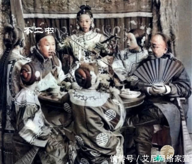 时期|清末上色老照片：镜头下真实的八旗子弟，遛鸟、吸大烟、喝花酒