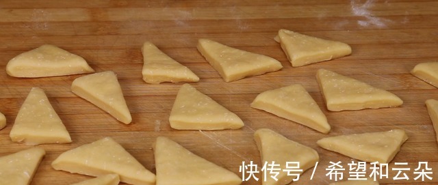 孩子零食别再出去买了，1碗面粉2个鸡蛋，上桌一口一个，特简单！