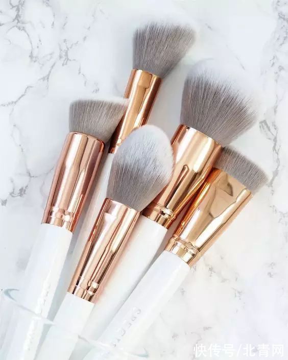 百洁布|洗衣服时不小心把卫生纸洗了？教你一招，轻松去除碎纸屑