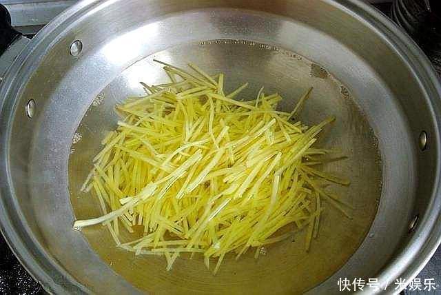 炒土豆丝时，万万别直接焯水！多加“这一步”，土豆丝油亮入味